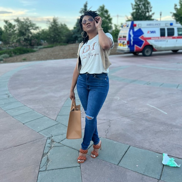 Slight knee rip blue denim - Picture 4 of 5